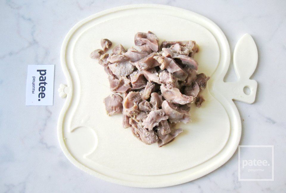 Куриные желудки в белом соусе с грибами - Шаг 10