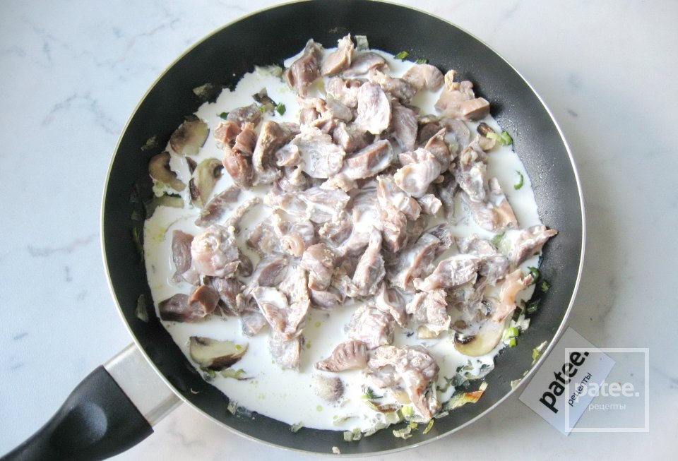 Куриные желудки в белом соусе с грибами - Шаг 12