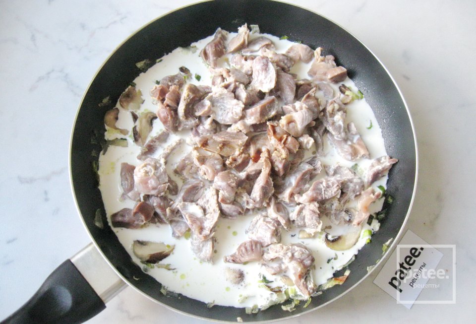 Куриные желудки в белом соусе с грибами - Шаг 13