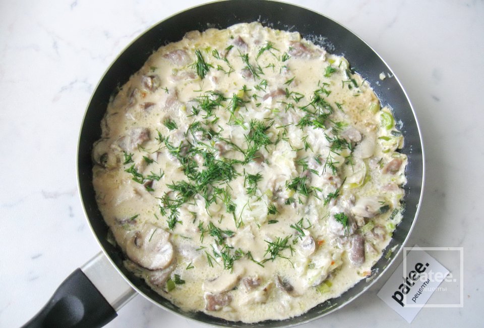 Куриные желудки в белом соусе с грибами - Шаг 15