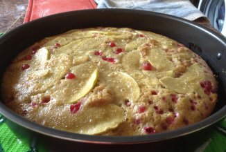 Шарлотка с яблоками и красной смородиной
