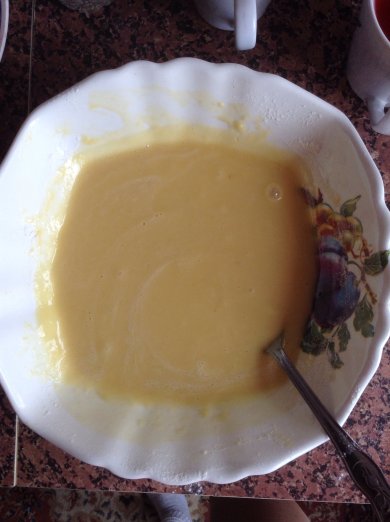 Шарлотка с яблоками и красной смородиной - Шаг 2