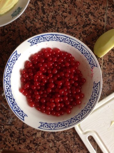 Шарлотка с яблоками и красной смородиной - Шаг 4