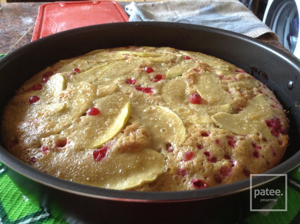 Шарлотка с яблоками и красной смородиной - Шаг 6