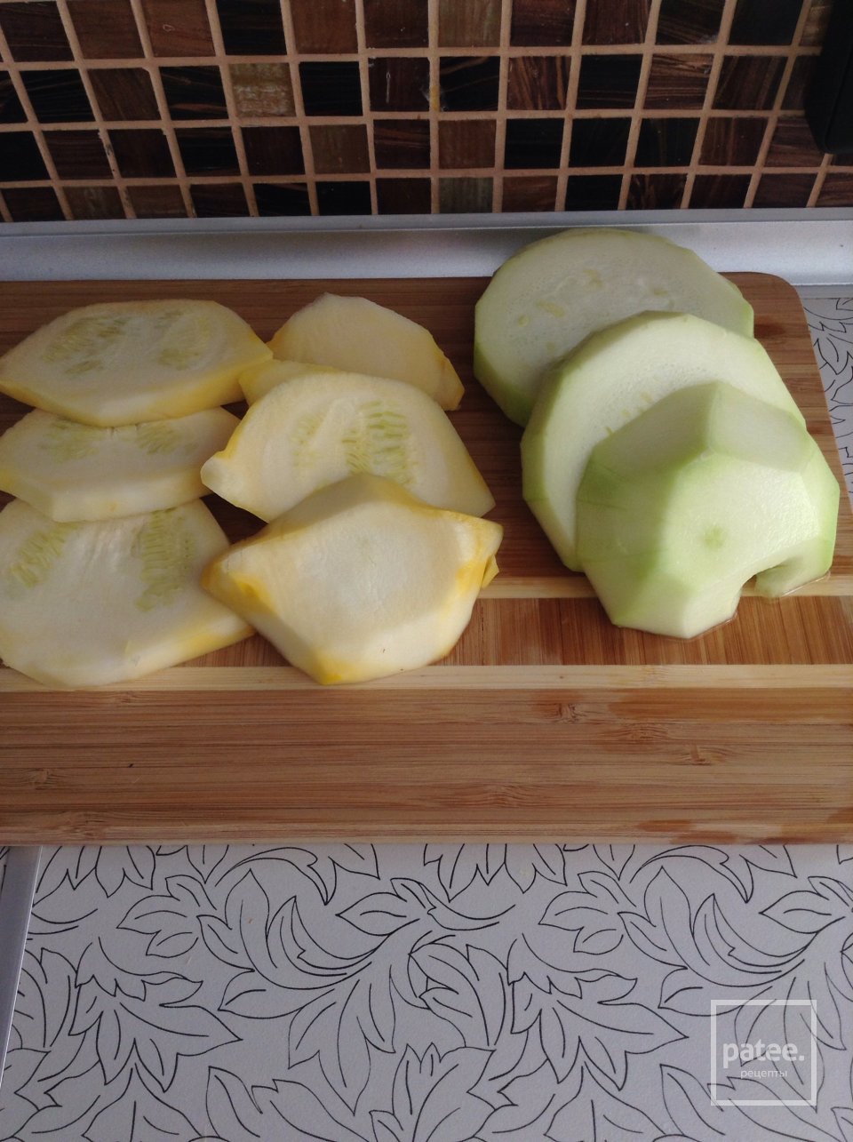 Блюда из патиссонов в духовке. Патиссоны рецепты что можно приготовить из них. Блюда из патиссонов. Патиссон греческий. Блюда из патиссонов.