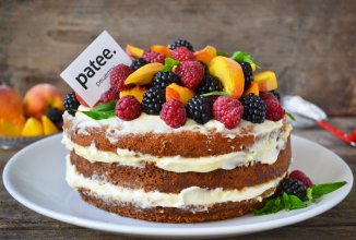 Голый торт с нежным кремом и ягодами