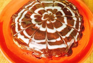 Шоколадный торт с кусочками шоколада