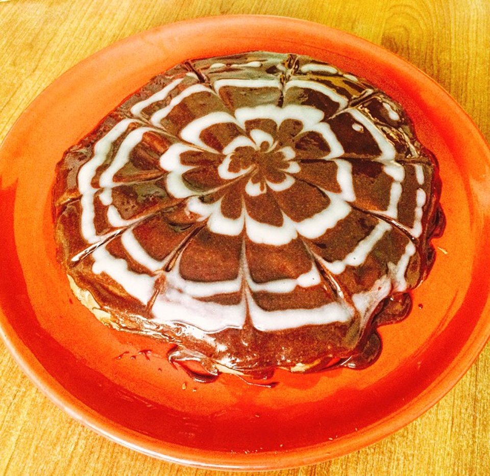 Шоколадный торт с кусочками шоколада