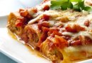 Каннеллони с мясом под томатным соусом. Очень вкусно!