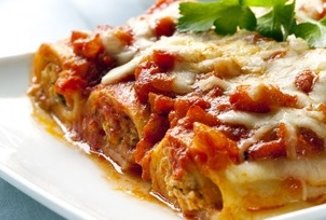 Каннеллони с мясом под томатным соусом. Очень вкусно!