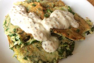 Зеленые оладьи со сметанным соусом.