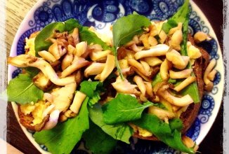 Тосты с хумусом и грибами