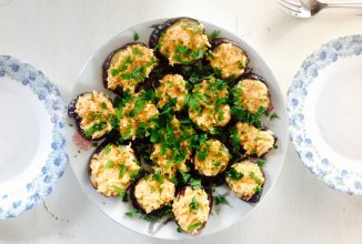 Баклажан на гриле под морковно-чесночной шапкой