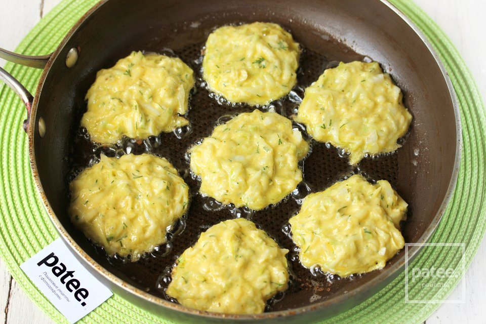 Кабачковые оладьи с укропом - Шаг 10