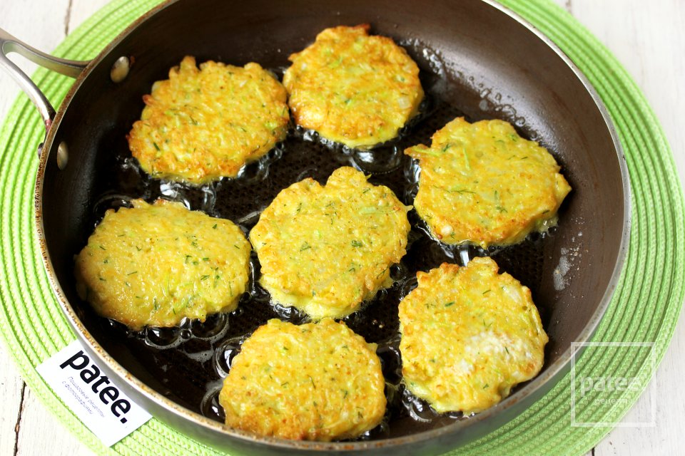 Кабачковые оладьи с укропом - Шаг 11