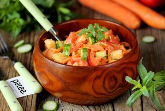 Овощной салат с сухариками и корейской морковью