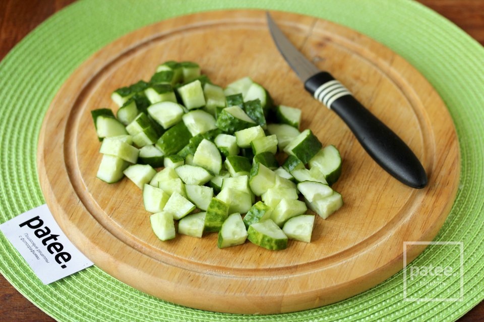 Овощной салат с сухариками и корейской морковью - Шаг 2