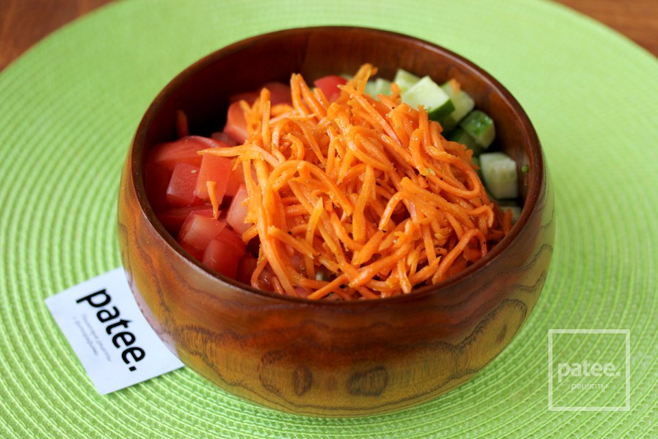 Овощной салат с сухариками и корейской морковью - Шаг 5