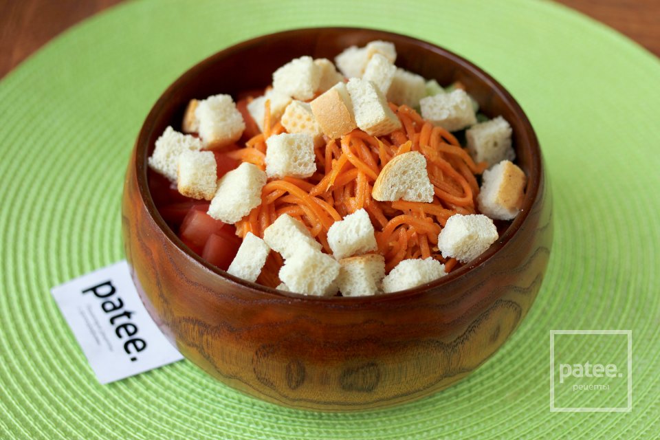 Овощной салат с сухариками и корейской морковью - Шаг 6
