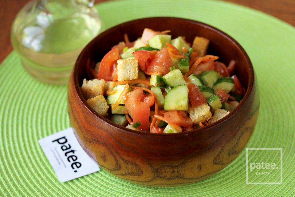 Овощной салат с сухариками и корейской морковью - Шаг 7