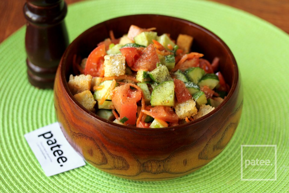 Овощной салат с сухариками и корейской морковью - Шаг 9