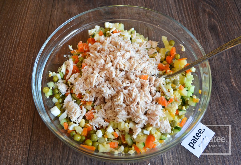 Салат Оливье с курицей и зеленым луком - Шаг 9