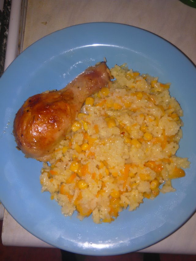 Запеченная курица с рисом и кукурузой