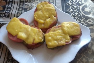 Горячий бутерброд с ветчиной.