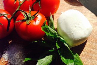 Салат из помидор с моцареллой..