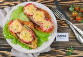 Куриное филе запеченное с овощами под сыром