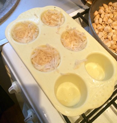 Картофельные корзиночки с курочкой и сыром - Шаг 4