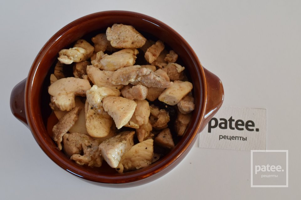 Куриное филе с овощами в горшочке - Шаг 11