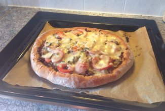 Пирог с мясом, томатом и моцареллой