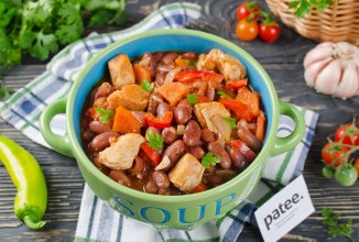 Овощное рагу с курицей и фасолью