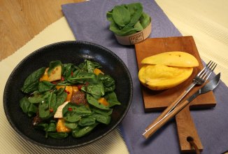 Cалат с жареной говядиной и манго