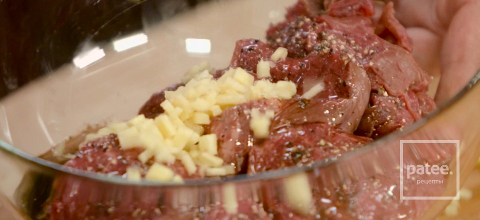 Cалат с жареной говядиной и манго - Шаг 1