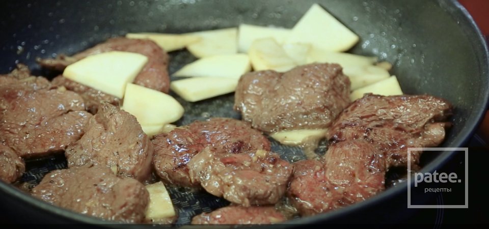 Cалат с жареной говядиной и манго - Шаг 2