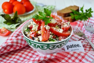 Салат с творогом и томатами