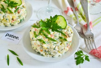 Салат Оливье с курицей и зеленым луком