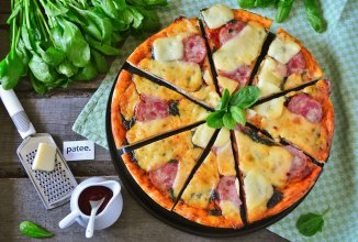 Пицца со шпинатом, ветчиной и моцареллой