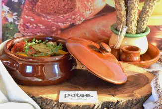 Куриное филе с овощами в горшочке