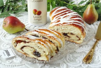 Рулет с джемом из груши