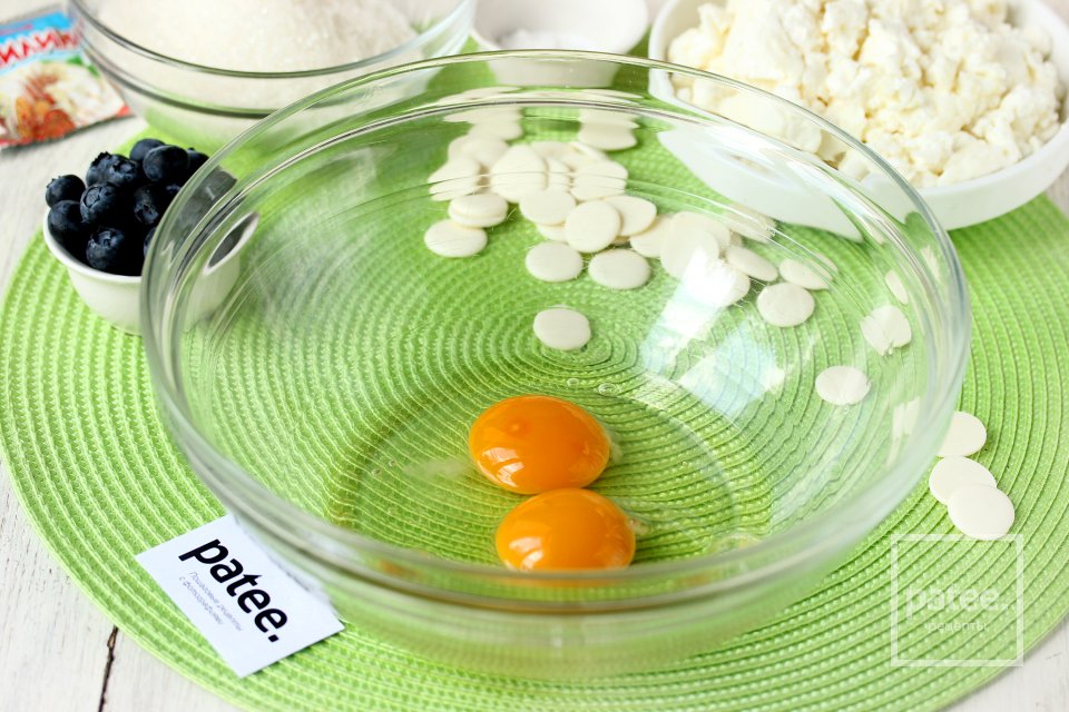 Творожный кекс с голубикой и белым шоколадом - Шаг 2