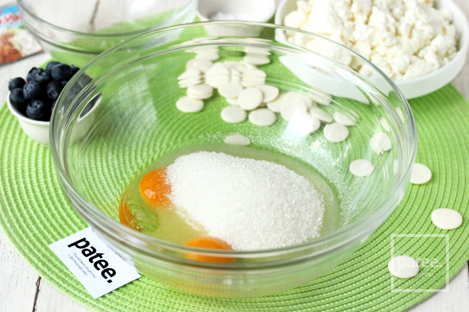 Творожный кекс с голубикой и белым шоколадом - Шаг 3