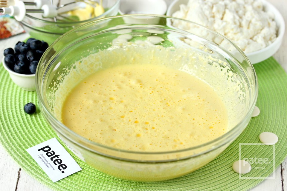 Творожный кекс с голубикой и белым шоколадом - Шаг 4