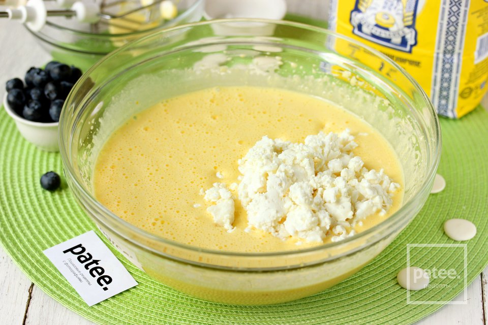 Творожный кекс с голубикой и белым шоколадом - Шаг 5