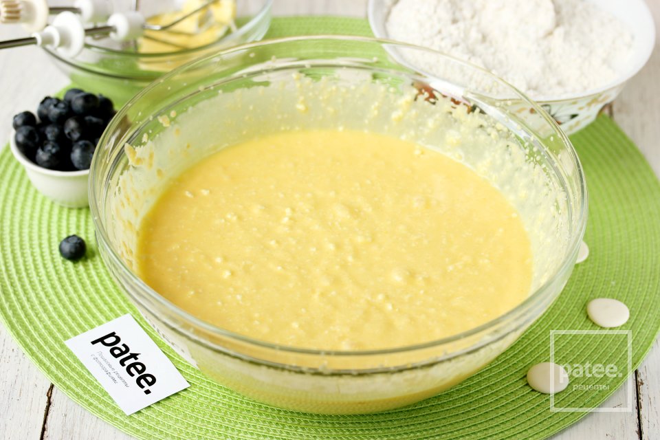Творожный кекс с голубикой и белым шоколадом - Шаг 6
