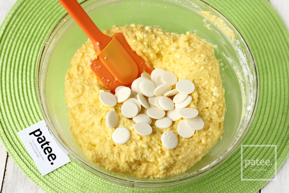 Творожный кекс с голубикой и белым шоколадом - Шаг 8