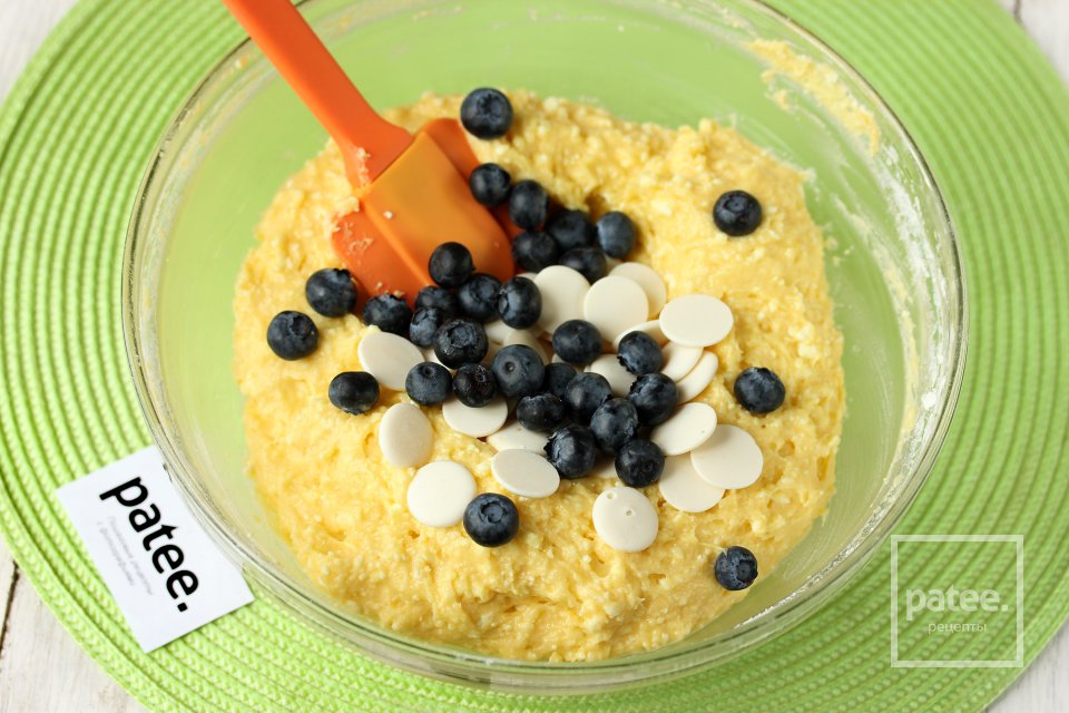 Творожный кекс с голубикой и белым шоколадом - Шаг 9