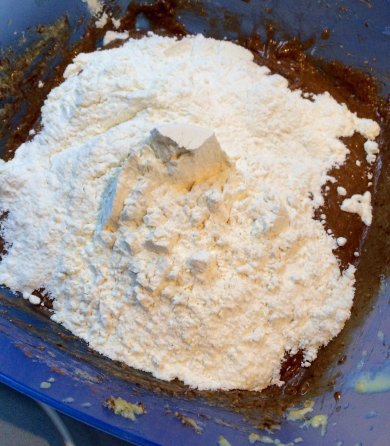 Шоколадный пирог с яблоками - Шаг 4